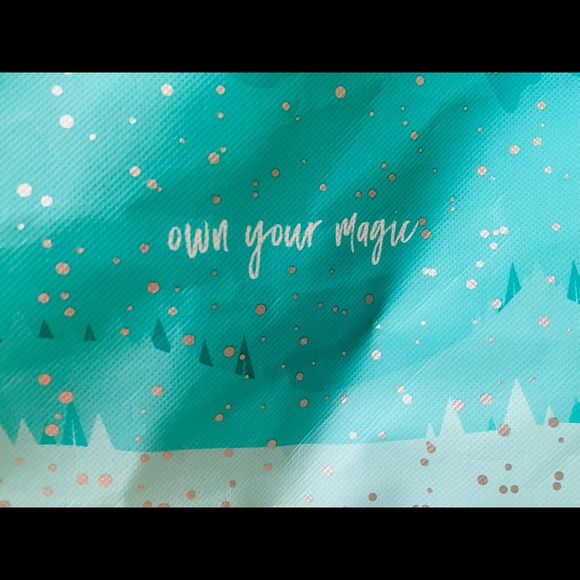 Thrive Causemetics Make Up Bag - Picture 2 of 3